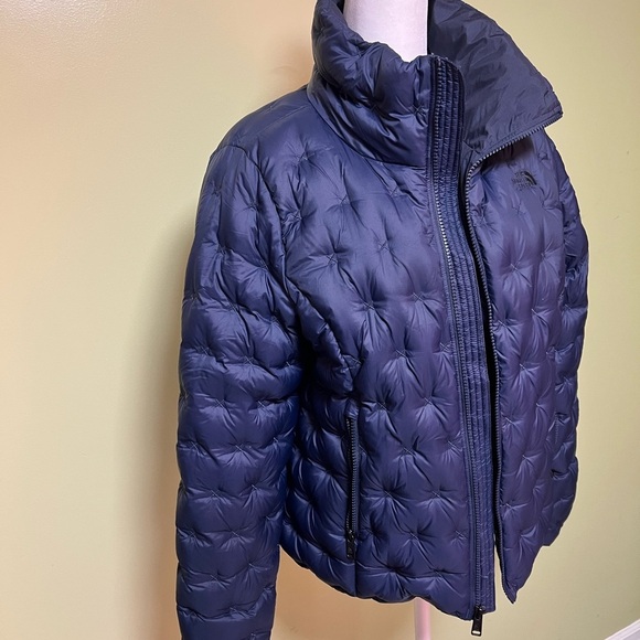 The North Face Holladown crop Cross-Stitch Goose Down Puffer Jacket, size Medium - Picture 8 of 17